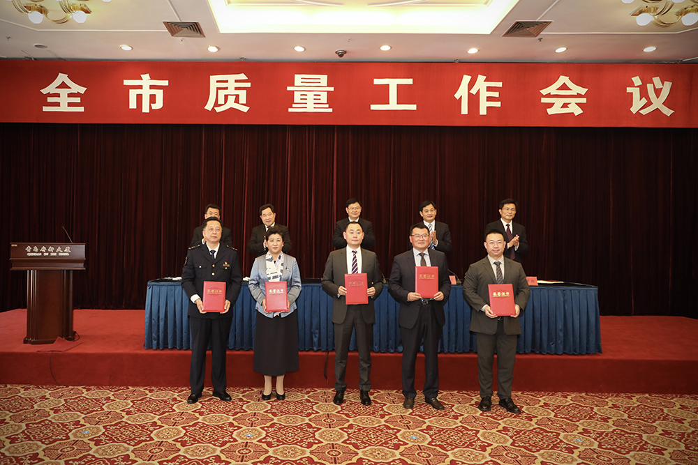 2米兰生物集团创始人、董事长单俊伟(右二)上台领奖.jpg